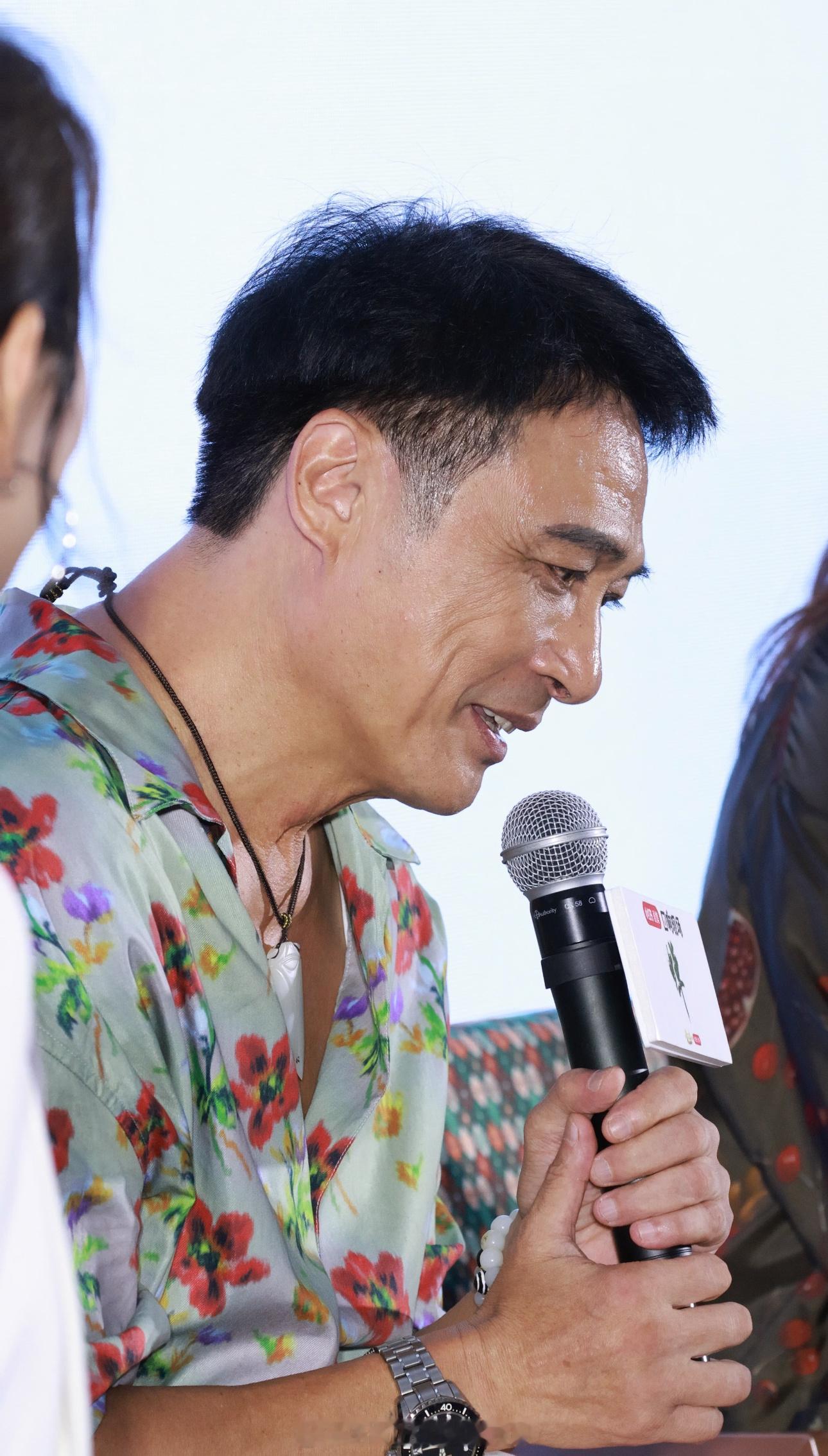 吴镇宇[超话]  软软的余颂凡爱穿花衣服 ​​​