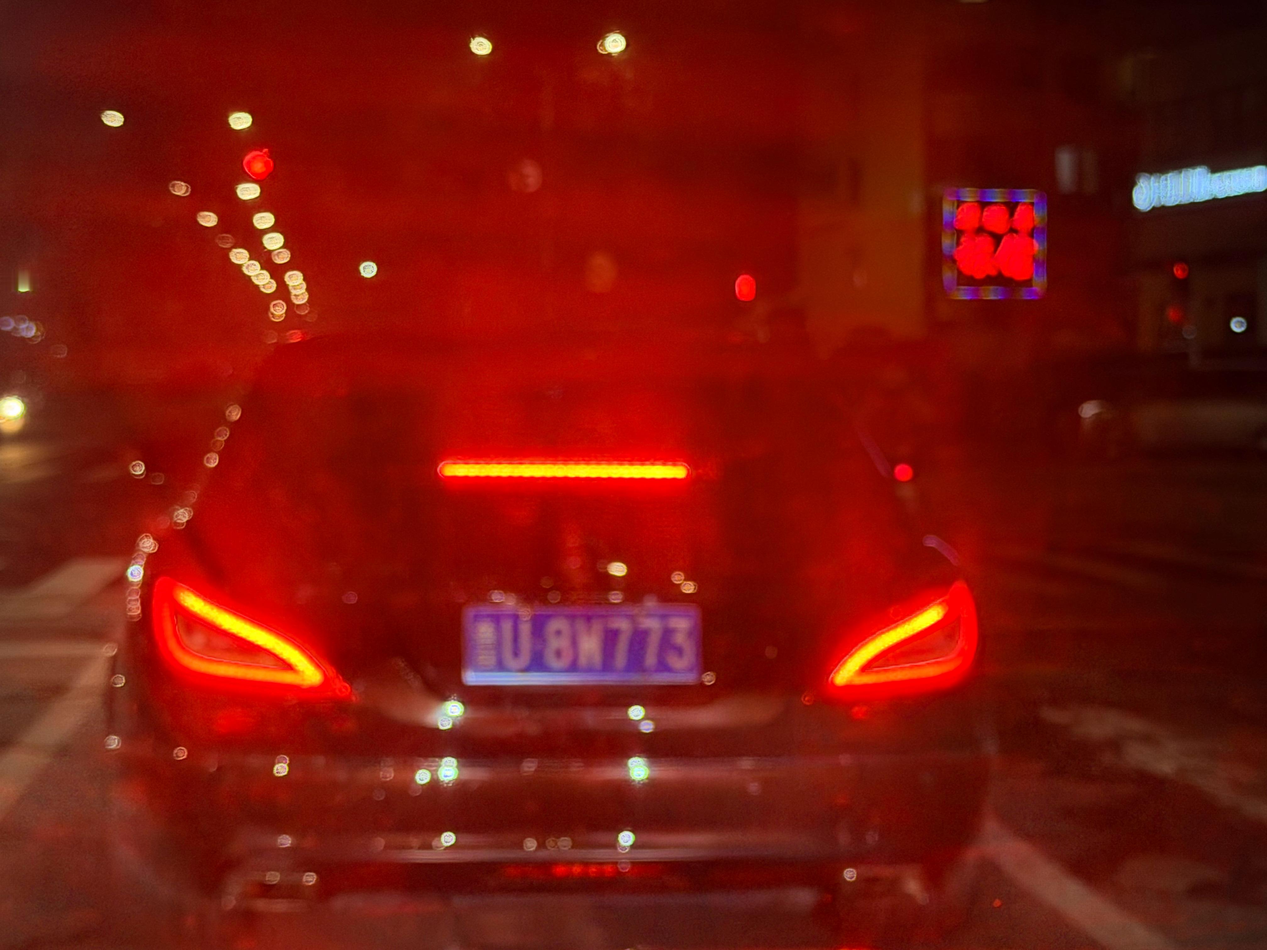 我嘞个豆！CLS这两只大眼睛，太帅了吧，怎么有种败家之眼的味道儿呢？我和汽车的日