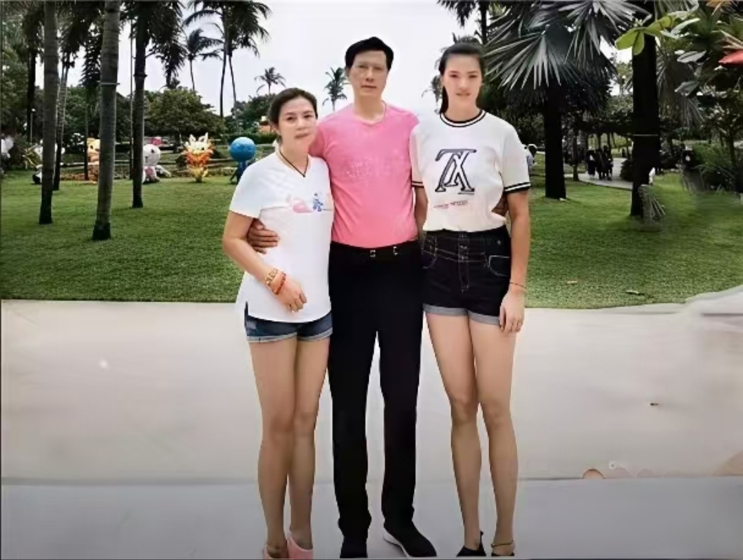 向全世界安利张常宁这是一张常宁宝宝与父母的温馨合影，宝宝的成长道路离不开宝爸宝妈