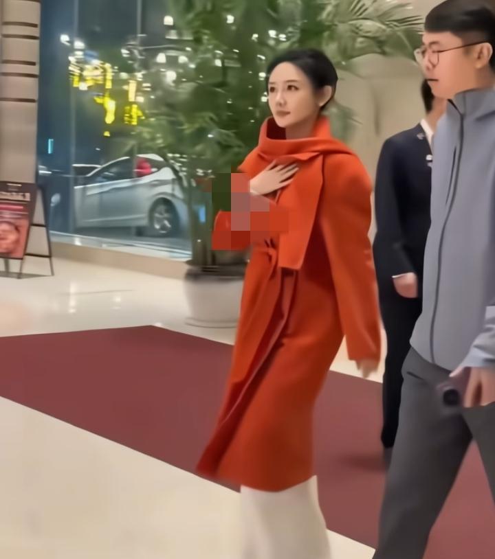 九零后美女主持，白天在央视一本正经普法，晚上在春晚分会场蹦迪。
说的就是龙洋。