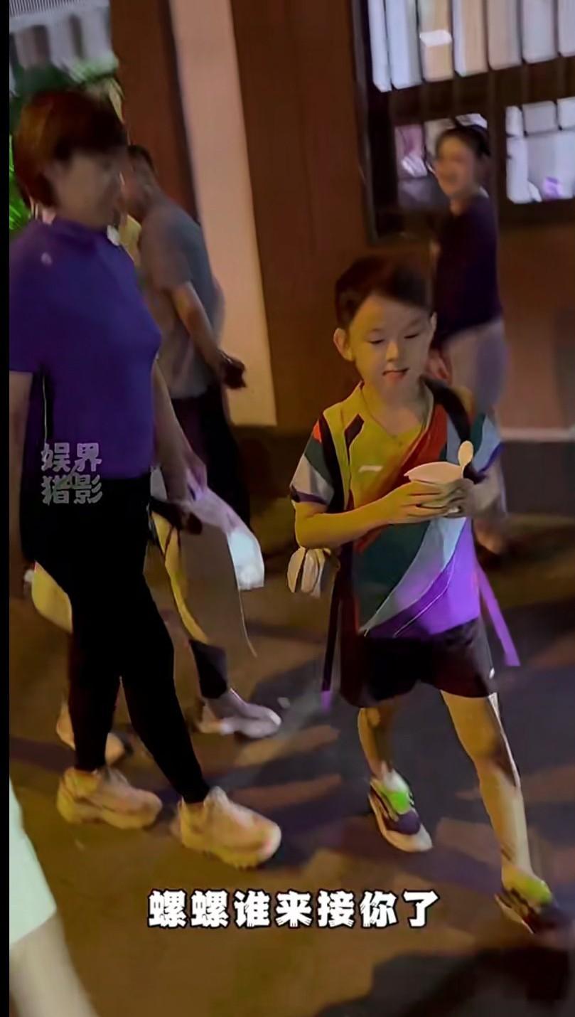 螺螺这基因算是随对了，大眼睛双眼皮，随他爸，这身段随他妈，长大后是一位美男子，乒
