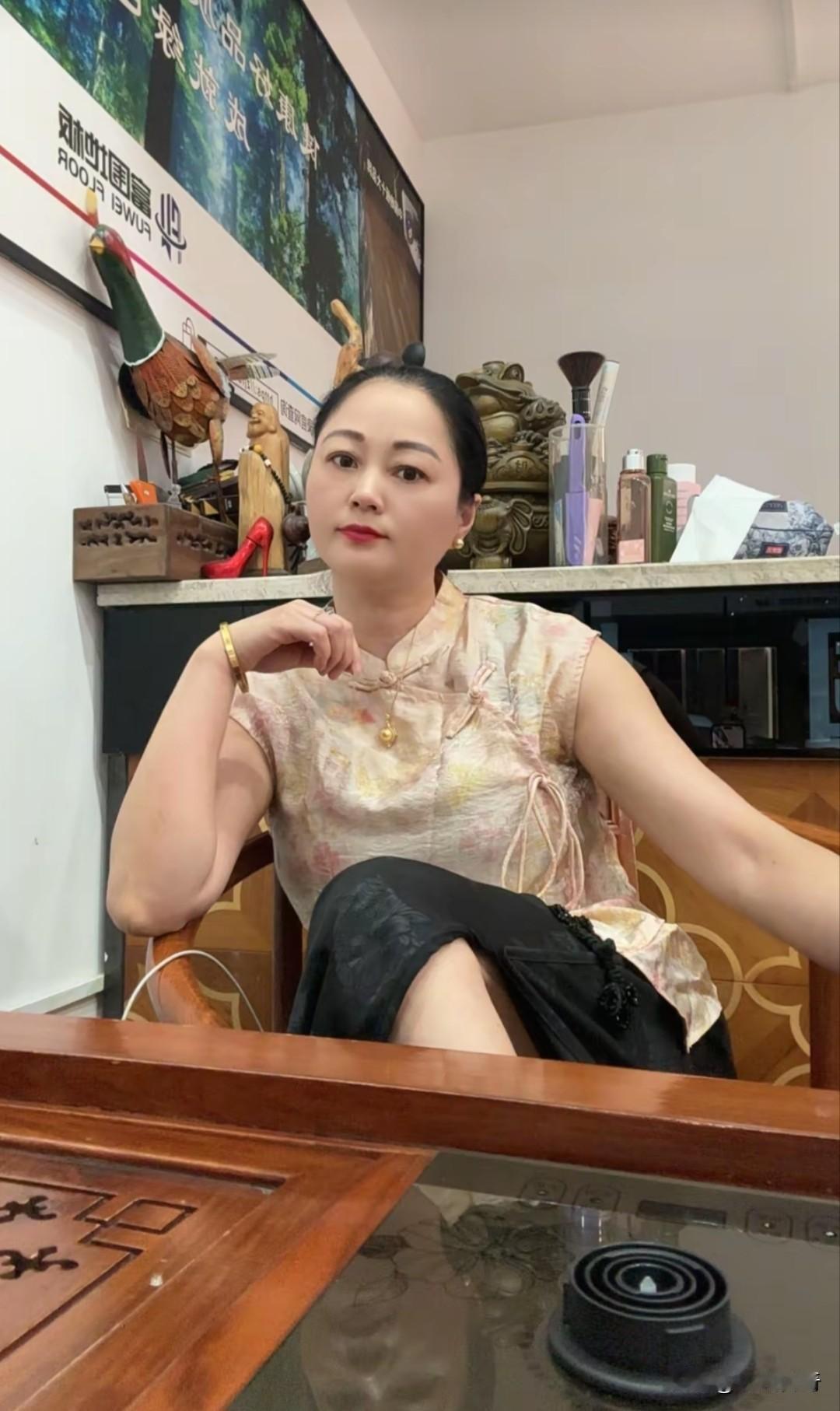 我的干娘是做地板的，有需要地板的请随时联系我。让我给我的干娘尽一份孝心。