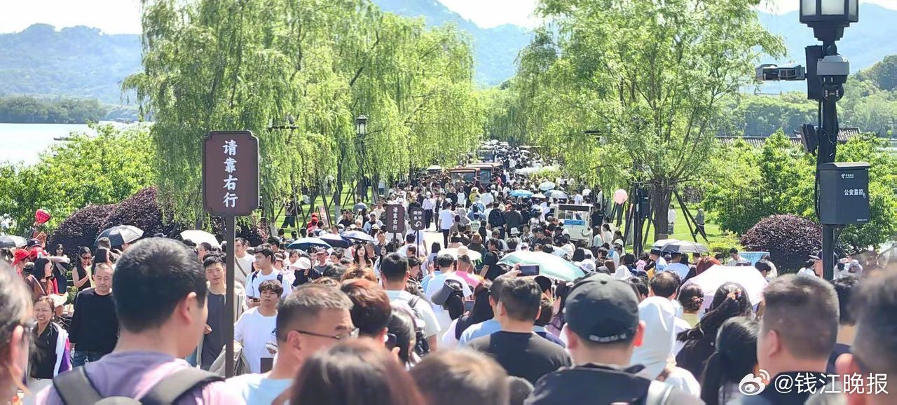 【#假期首日西湖景区客流超51万#】西湖景区“五一”假期客流量通报：2026年5