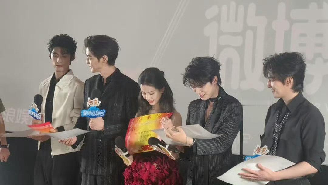 周翊然大楚闪电侠翘楚追剧团剧集翘楚 周翊然在追剧团现场回应“闪电侠”称号了。剧中