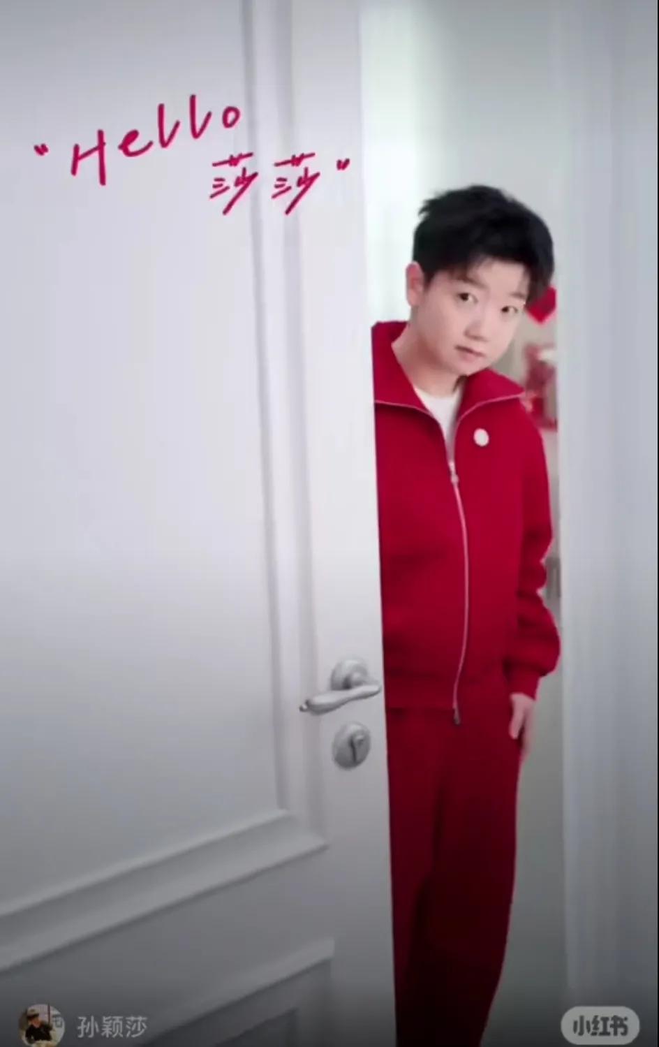 小莎很忙[笑哭]！
又要比赛又要拍广告，这不，一身红衣给我们带来了新年的祝福，还