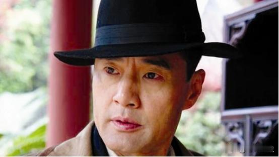 2003年，于荣光的父亲确诊为肝癌，医生告诉他：如果不化疗，最多活3个月。于荣光