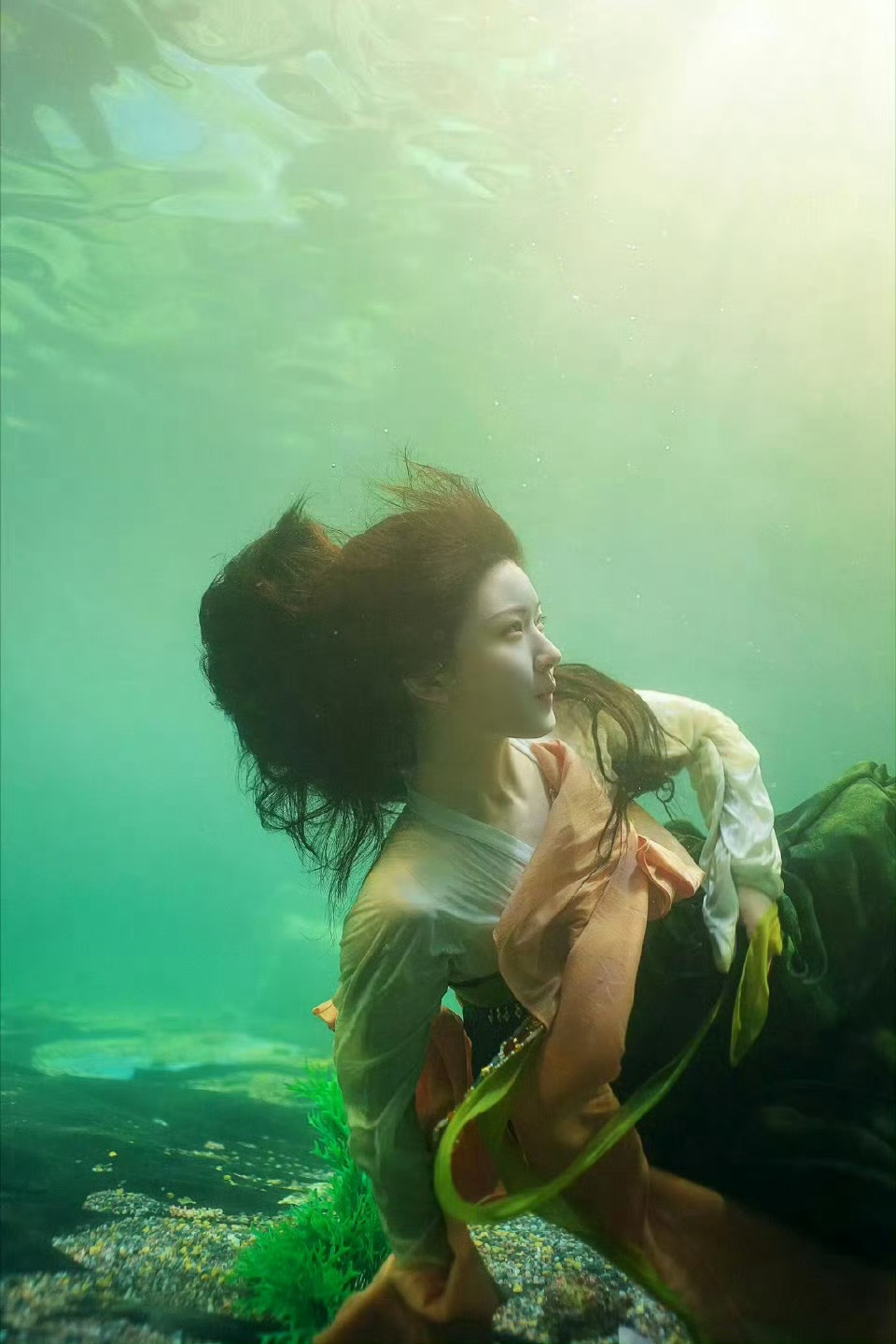 #周雨彤支持赵露思新剧#[哇]露思~端午，水下绝美镜头，真的像一条美人鱼一样自由