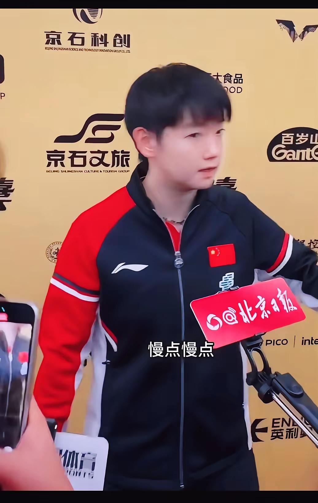 莎莎战胜朱思冰
没有胜利后的庆祝
却有满满的舐犊之情
莎莎心疼冰冰
还给她让位子