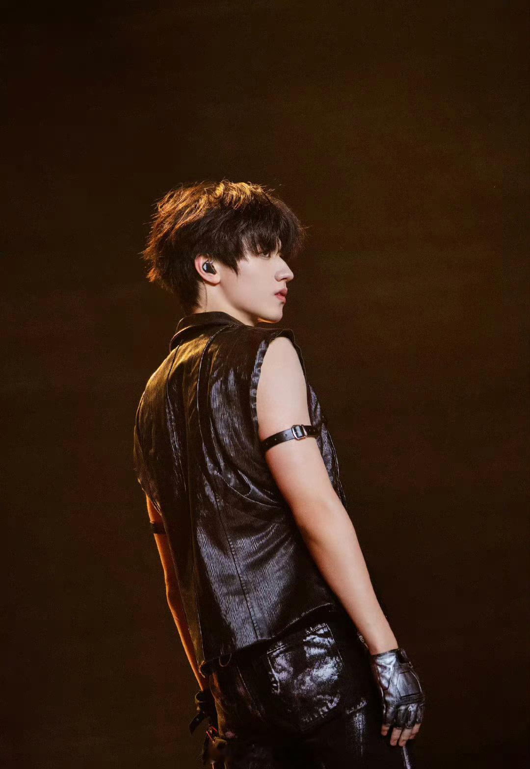 纯路人，朱志鑫好帅的一张脸。。。能不能来个粉丝安利下🥵#棍铲##朱志鑫开场# 