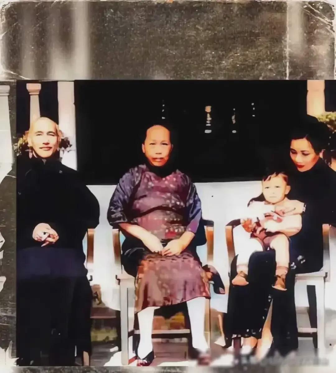 1937年春天，蒋介石带着宋美龄回到奉化溪口老家祭祖，和前妻毛福梅一同留影。虽然