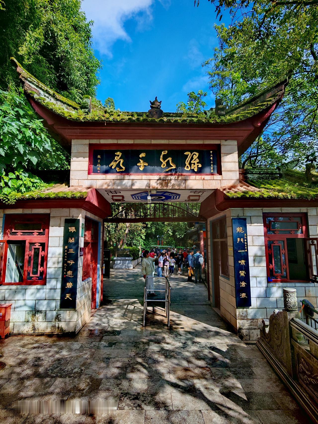 云树萦绕古洞门，钟声悠扬古韵存。昆明市西山风景优美