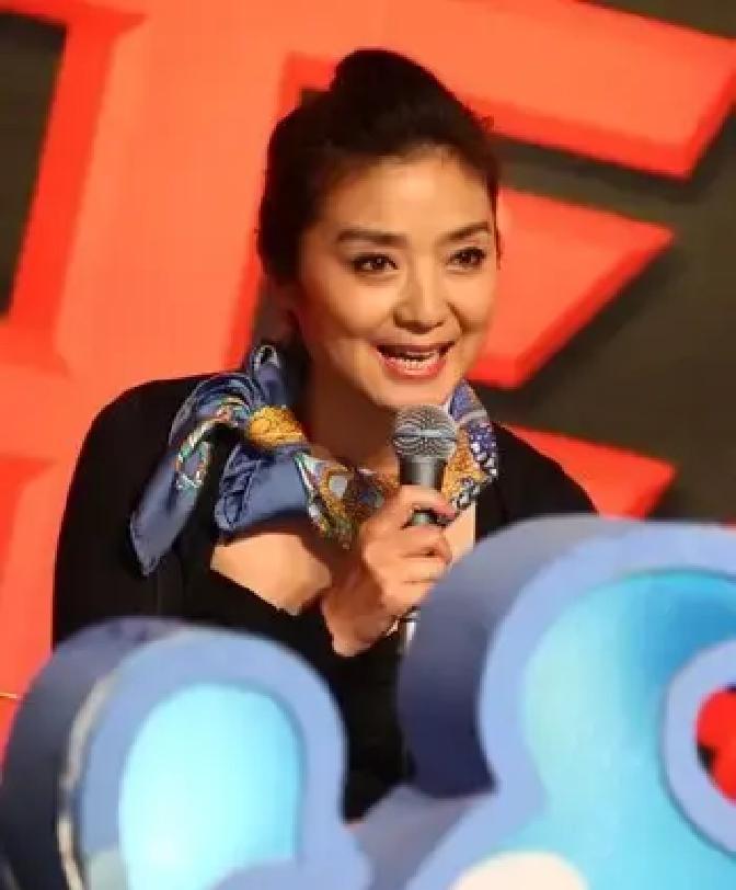 她叫任艳，曾经是活跃在80年代上海电视台著名节目主持人，后来突然隐退，她的前夫是