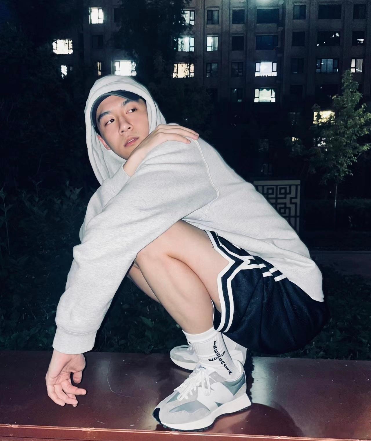 #恋综在哪搜罗这么帅的恋爱脑# 《我们恋爱吧》这个舞台上，周轩宇绽放着独特的光芒