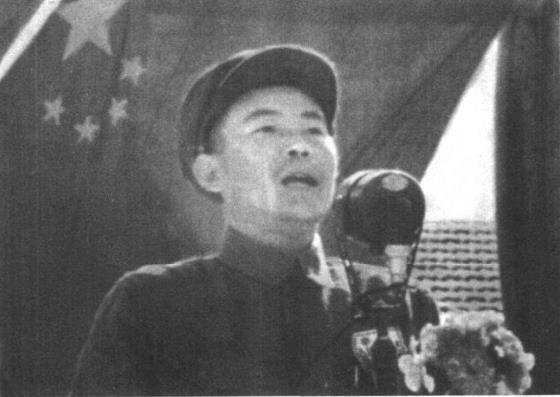 1949年10月，王直在上海浦东庆祝中华人民共和国成立大会上讲话。