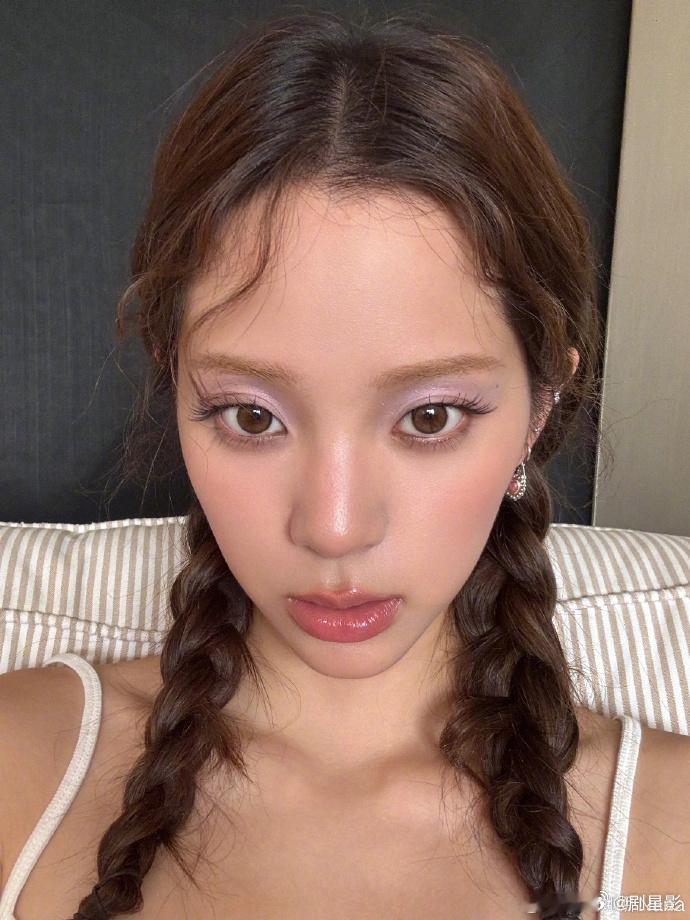 欧阳娜娜双麻花少女感欧阳娜娜少女感溢出屏幕了 双麻花造型好灵动，青春气息扑面而来