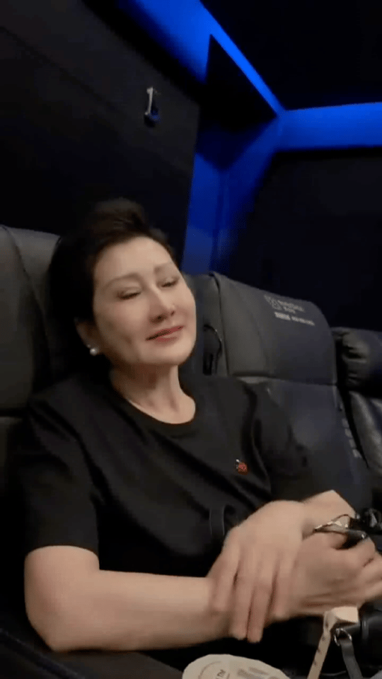 张凯丽看完给阿嬷的情书泪崩5月19日张凯丽观影后情绪彻底失控哭到泪崩，许久才平复
