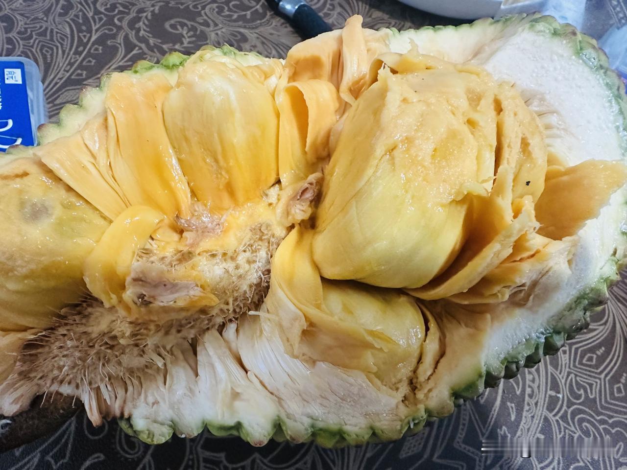 这段时间直播间都在卖这玩意。
别买了，我替大家尝了，吃了一口吐了。
齁死人那种甜