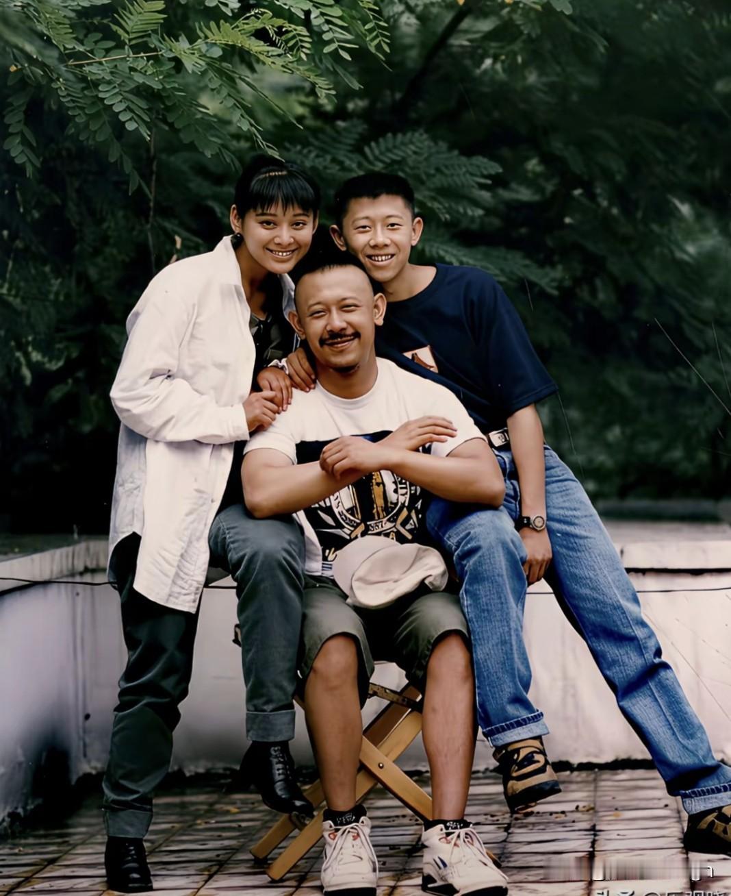 这张照片拍的特别有味道，一眼看过去，青春的气息扑面而来！

那时候的他们全都正年