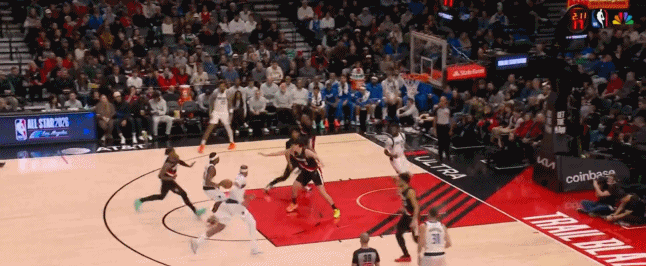 太逗了！杨瀚森肘击加福德没人看见！
在今天NBA常规赛开拓者对阵独行侠的比赛中，