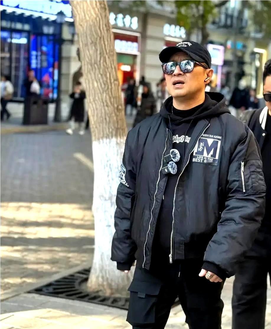 汪峰这次在哈尔滨演唱会尴尬了，票低价出售，都还没卖完，空座一大片，演唱会没结束，