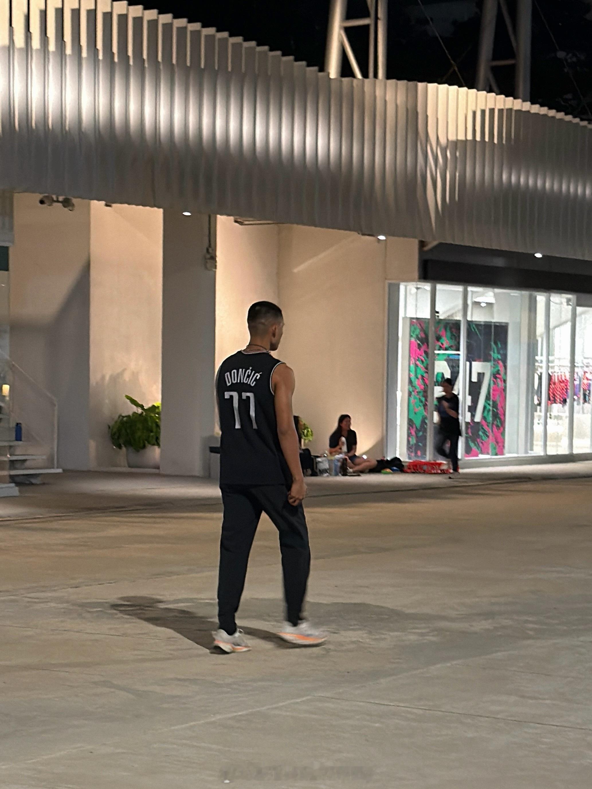 抓到一个东契奇！ 