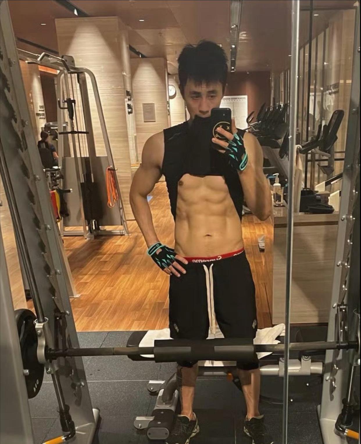 杜淳：老婆，最近照镜子发现人好像年轻了好几岁。

妻子：哎哟，你这腹肌、马甲线、