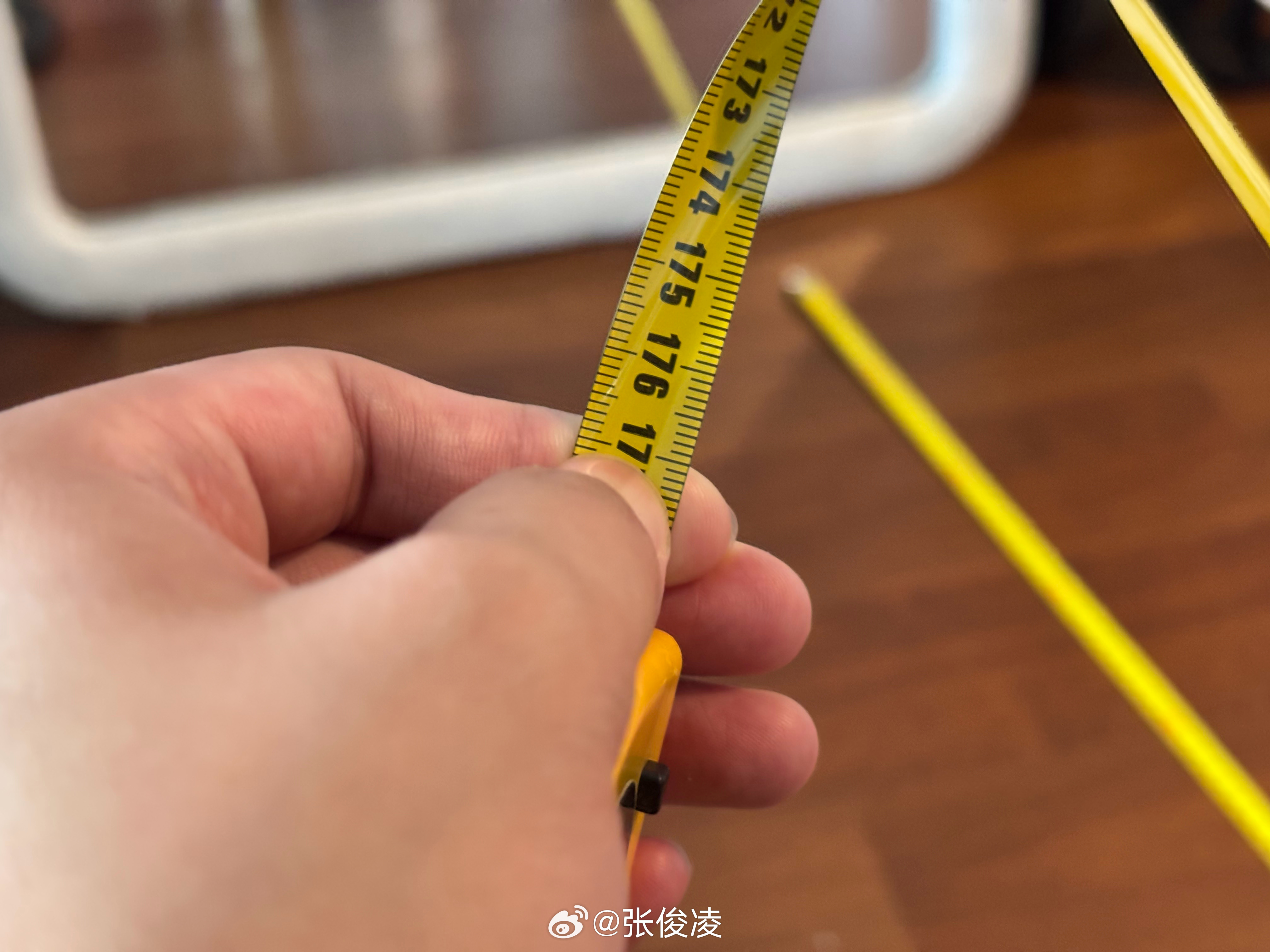 刚把哑铃放下感觉隐约有点不对劲，拿尺子量了一下，淦！竟然还长了2公分 