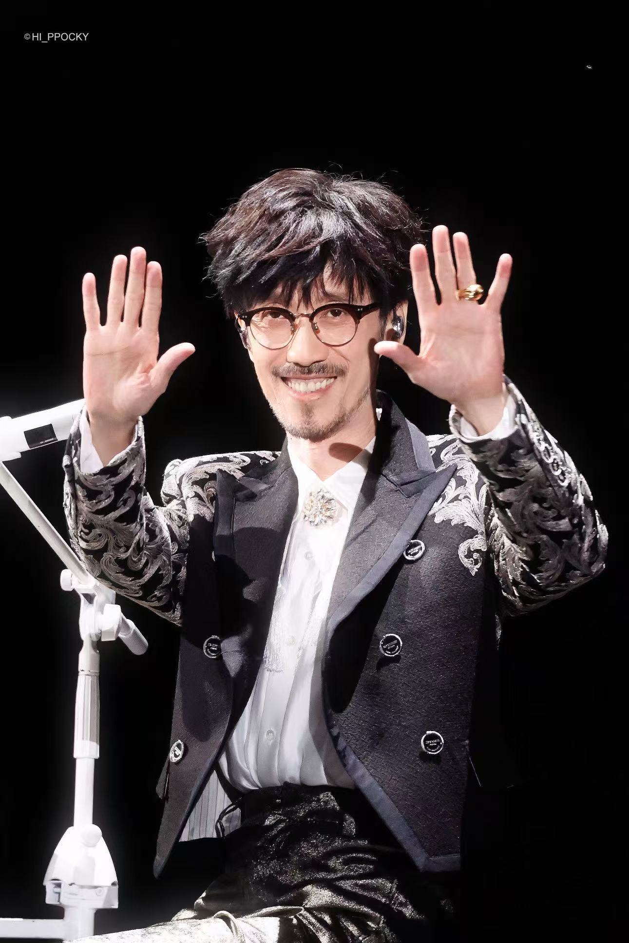 周传雄希林娜依高新歌首唱周传雄演唱会嘉宾是希林娜依高 小刚老师和希林娜依·高同框