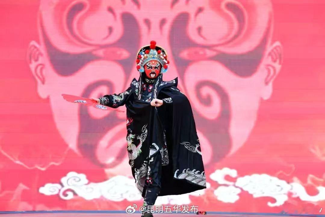 昆明南屏新年炫彩夜   新的一年即将就要到来了呀，所以也能够体会到昆明南屏给大家
