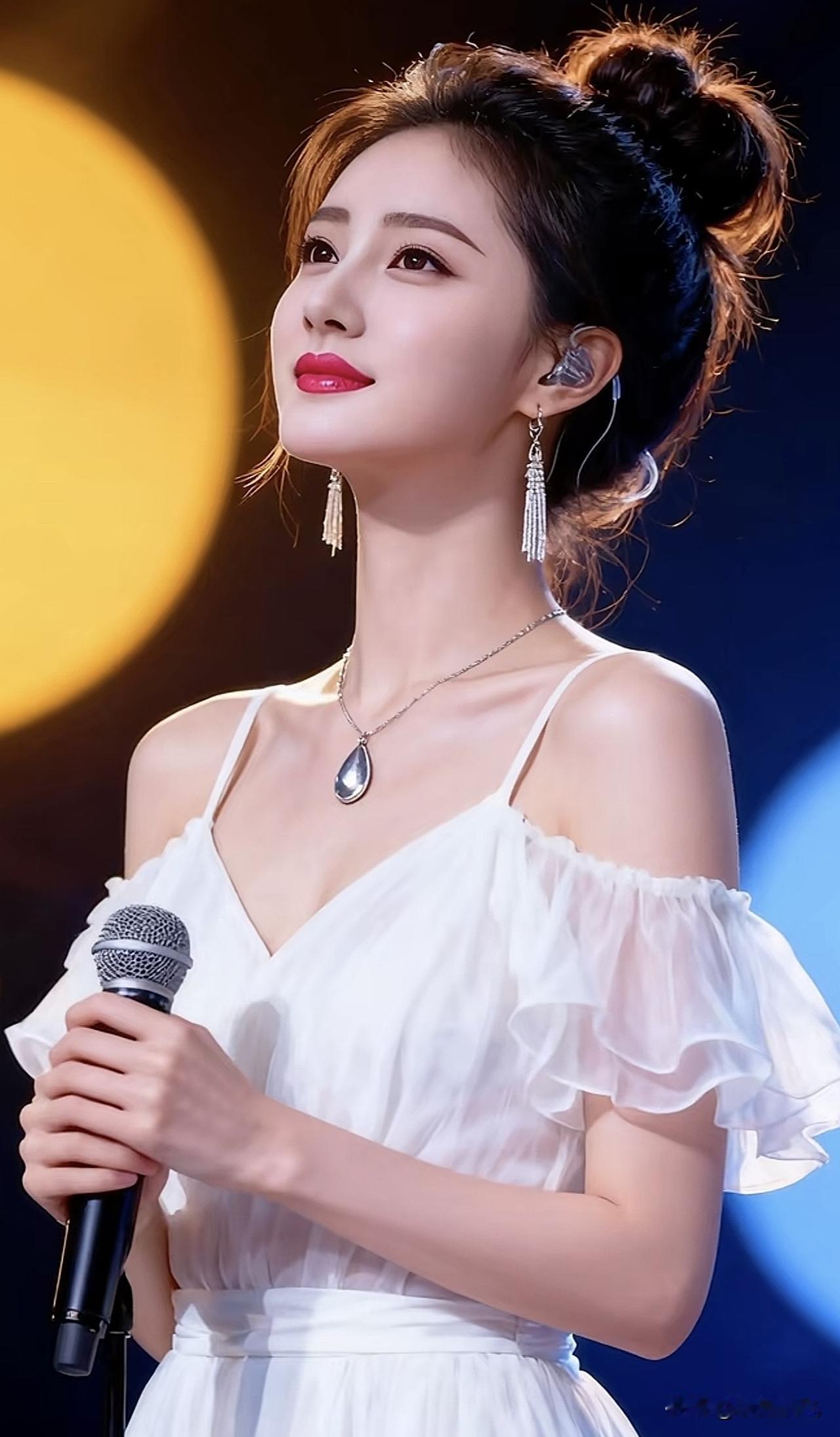 轻歌曼舞，月色如霜。月色如墨 月色如练 轻云拂月 月色如练 轻云拂月 紫裳轻舞 