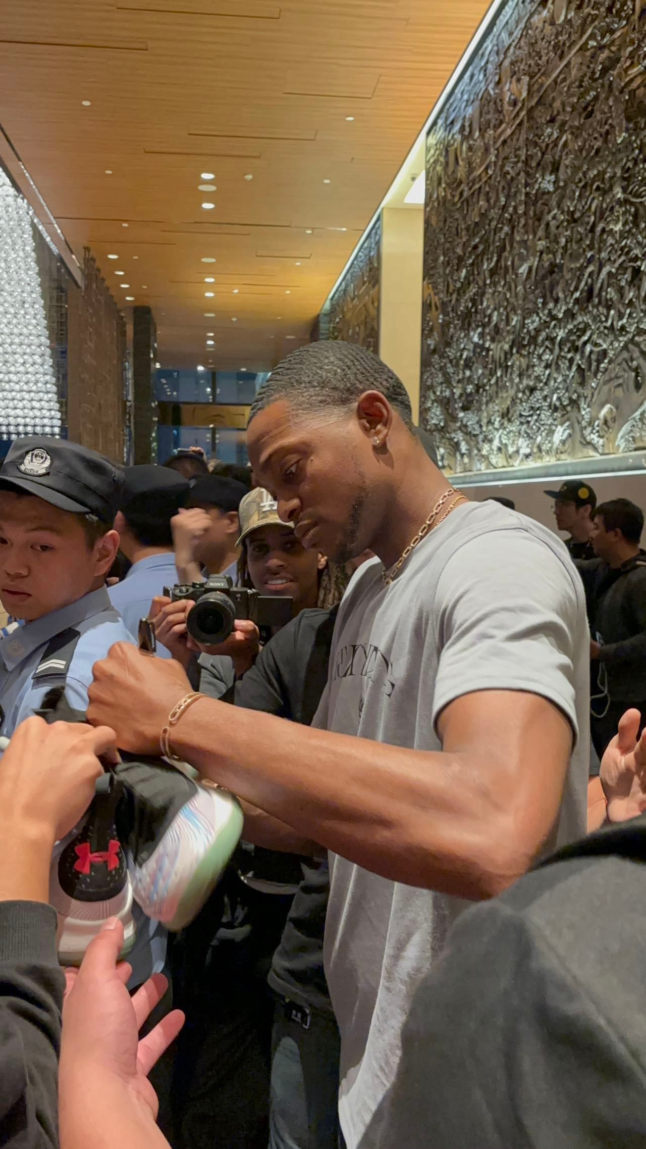 库里和福克斯在沈阳走出来给蹲酒店的球迷签名啦！！！#库里去沈阳了# ​​​