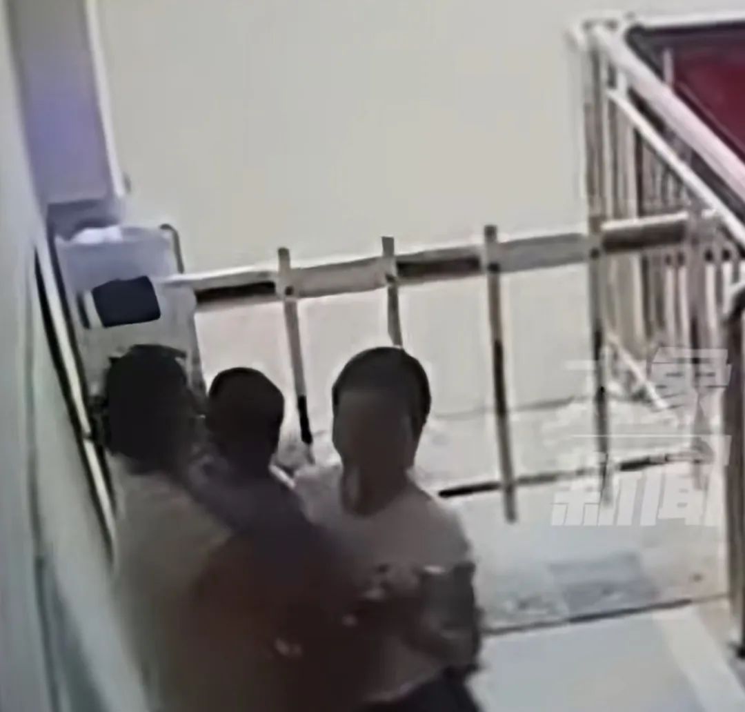 【#1岁男童被强搂亲吻后确诊水痘#，其母：涉事女子的孩子刚感染水痘从医院回来】7