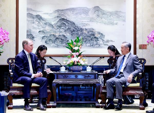 中美密集互动，目标只有一个——让9月的会晤先开成。

8月25日，第三届中美1.