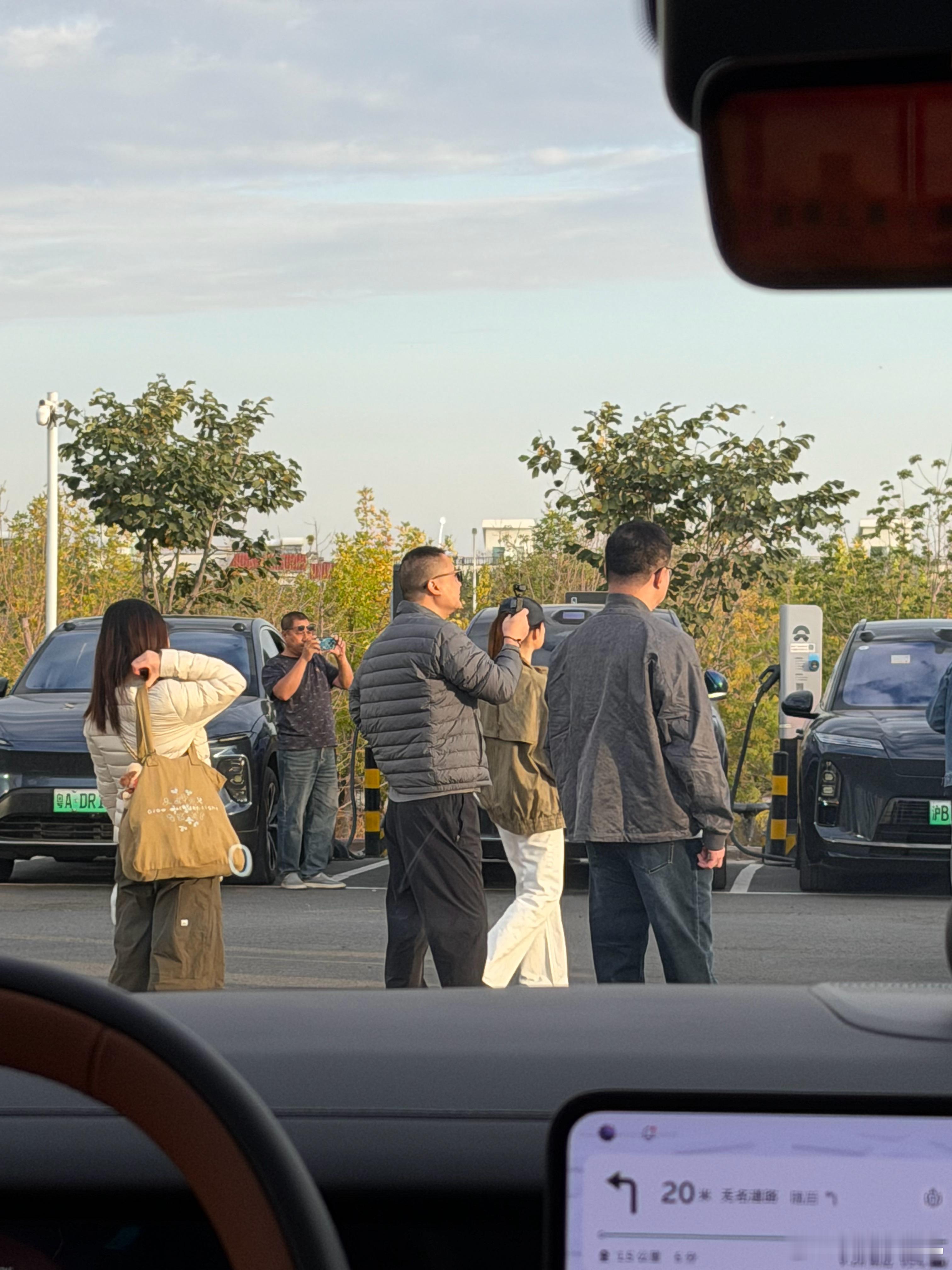 蔚来CEO李斌这会儿正在蔚来独山子充换电站直播，一位岚图大哥刚刚开车进场在一堆蔚