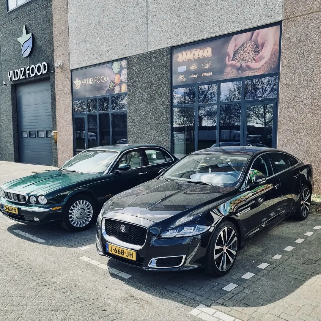 new and old，JaguarXJ.