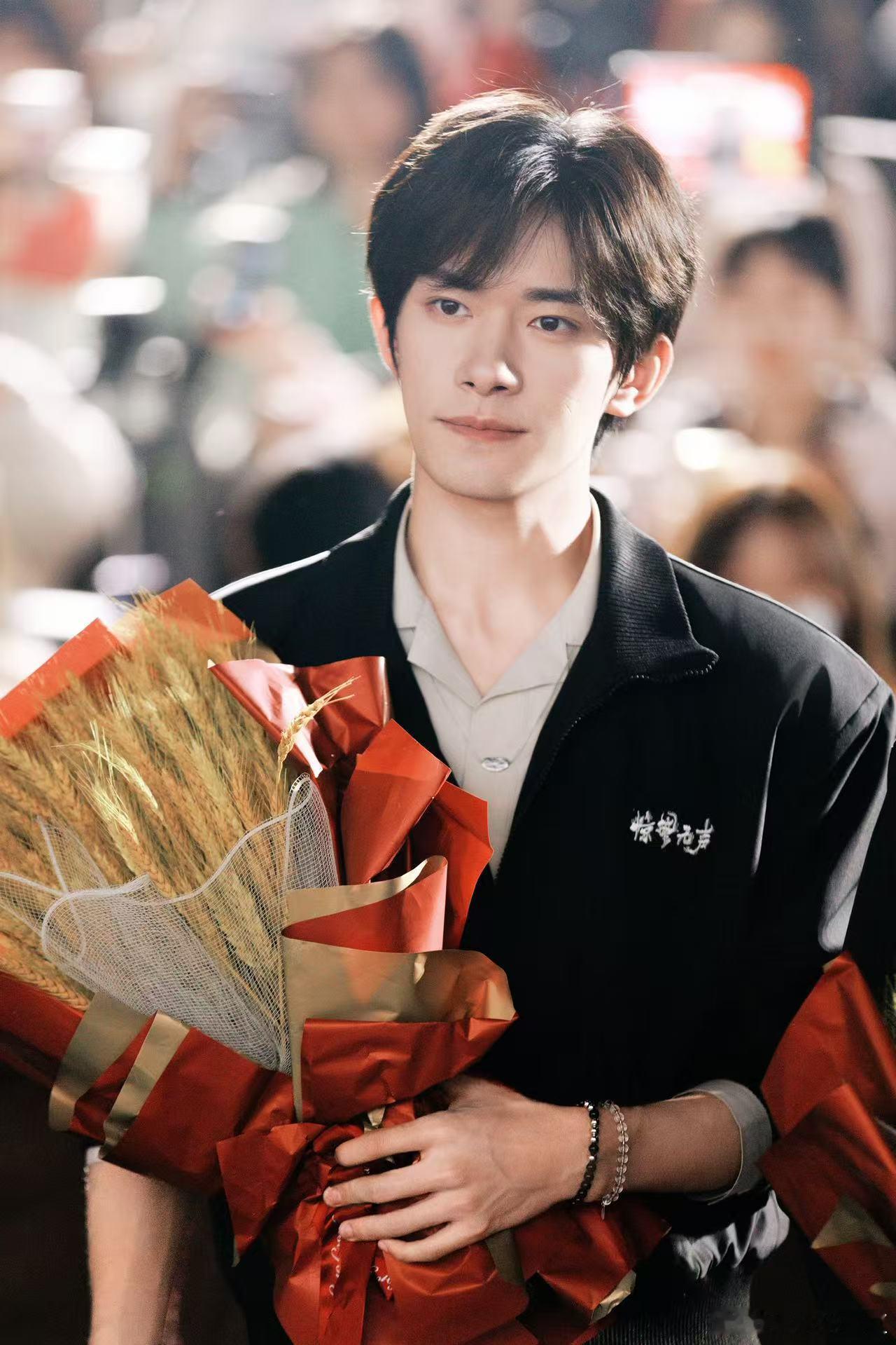 易烊千玺严迪是信仰最好诠释 易烊千玺把严迪身上的坚定与信仰演得太到位了，路演状态