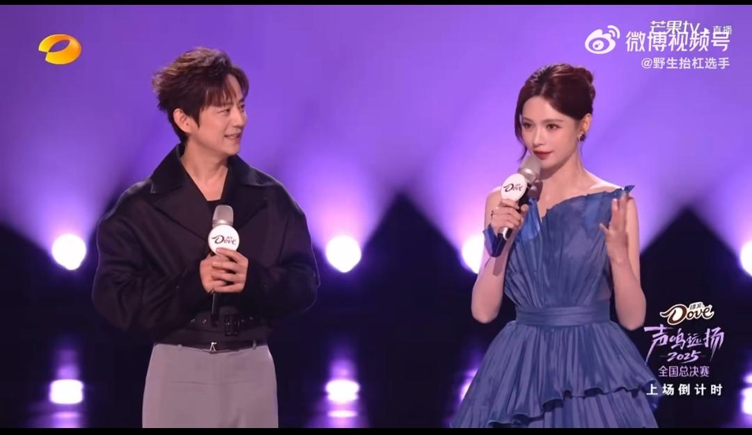 五旬打工人何老师在线吐真言太戳笑点！音综直播被全网调侃成何老师每周必考现场，直播