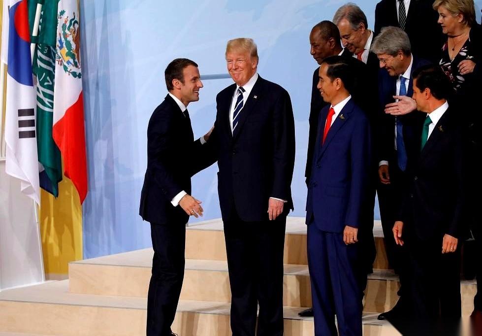 有些人，你必须放一块看才有意思，比如马克龙和特朗普。
一个像个精准的数学家，西装