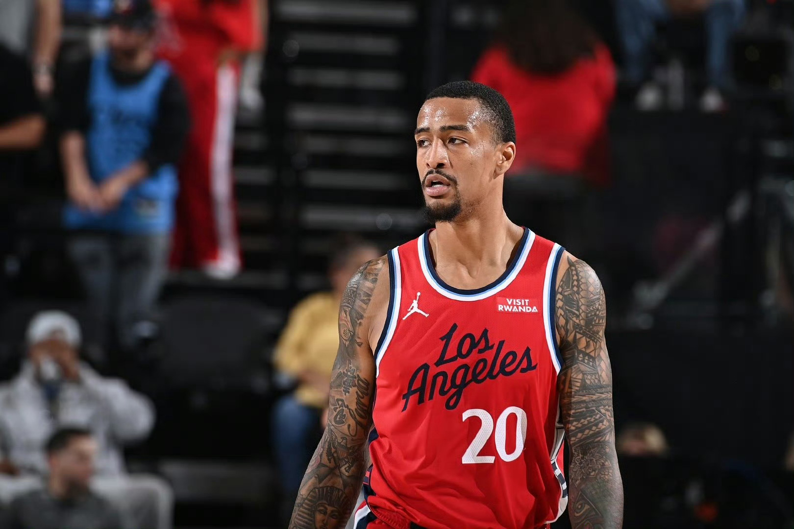 快船寻求交易了…据记者Evan Sidery报道，快船将把约翰-科林斯摆上货架，