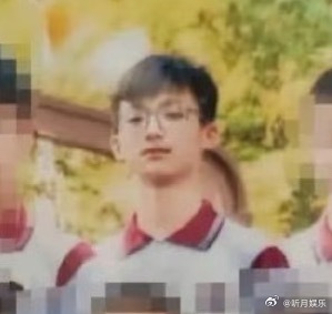 梓渝小时候军训照梓渝就这样从小萌到大[抓狂]不变的还是易晒黑+羞涩表情哈哈哈哈[