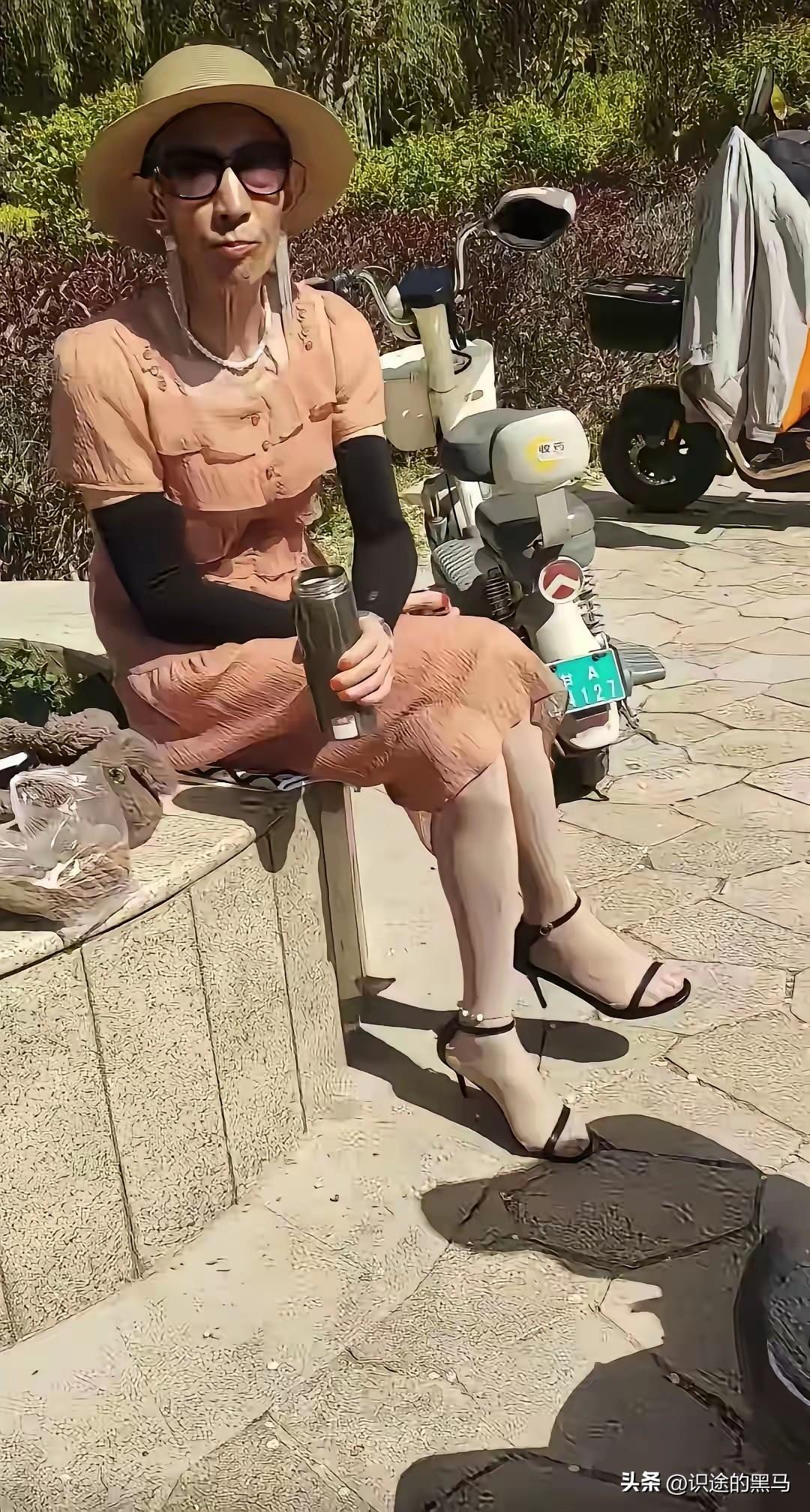 《自我陶醉》

文/识途的黑马

本是男人爱女装，
自我妖魔抖精神。
公园独坐自