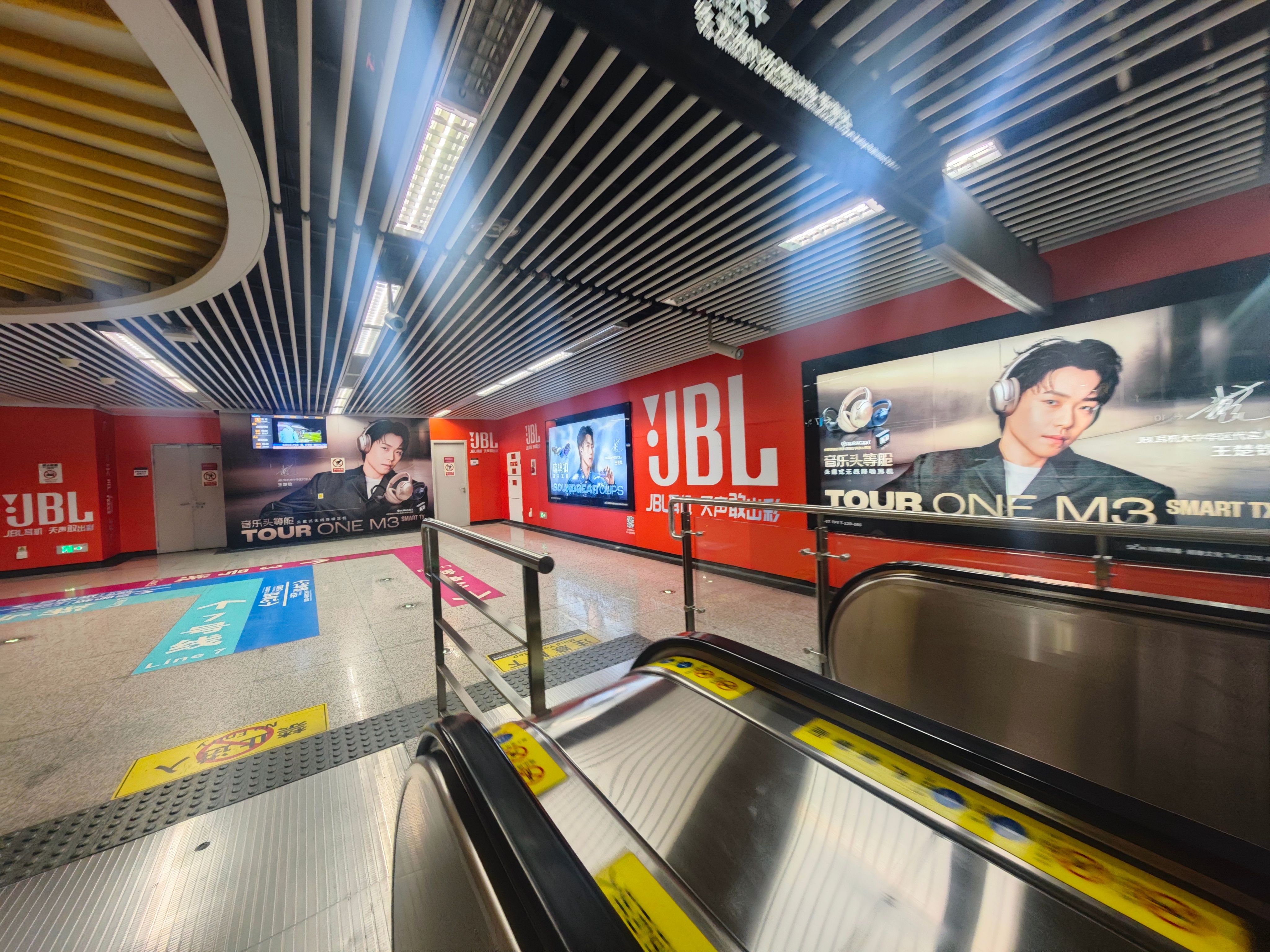 继我家门口的麦门后顶流又席卷了地铁站 