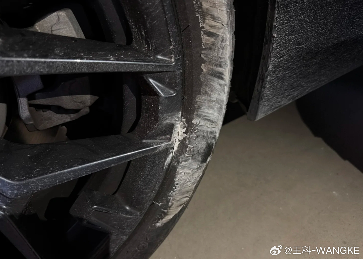 这车停的好惊险！ 