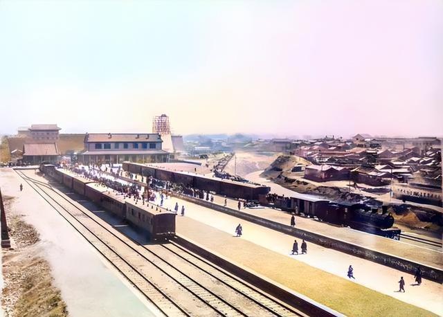 一百多年前，一个美国人偷偷拍下的北京城，城墙巍峨宛如欧洲老城。

城墙内，是静谧