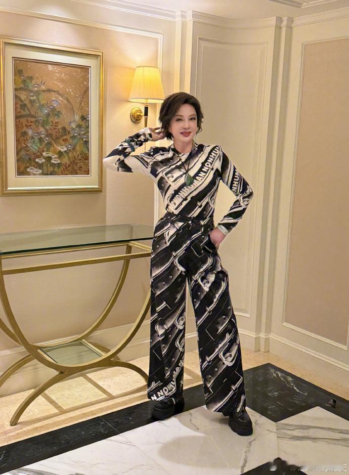 刘晓庆 时代赶上我了吗 从不让年龄成为枷锁，也不让外界打乱节奏，刘晓庆的人生态度