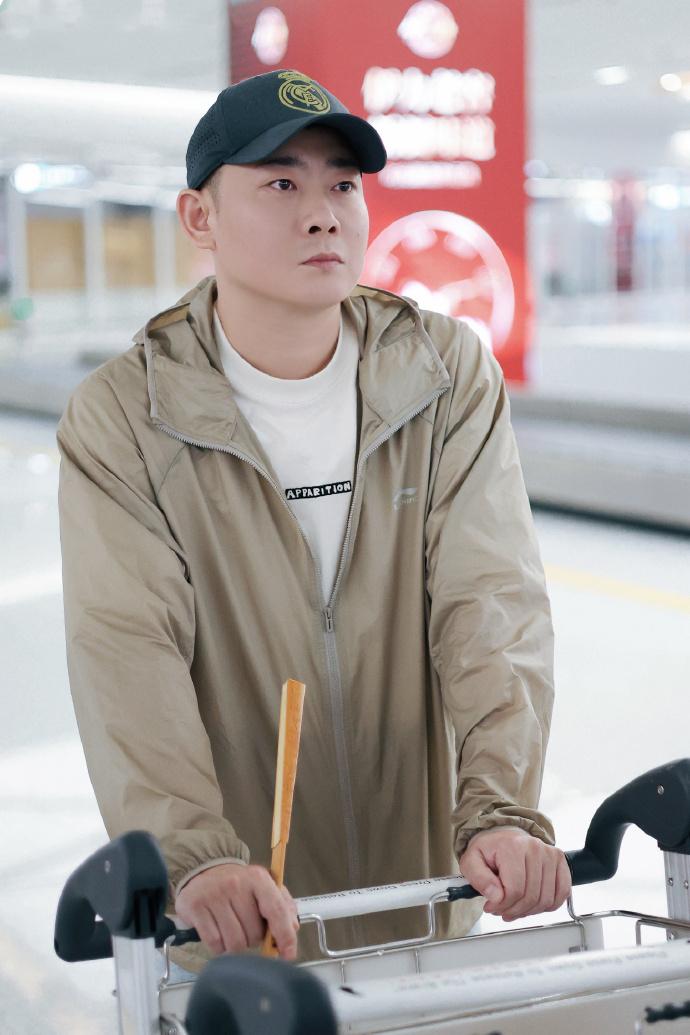 德云社副总栾云平飞抵乌鲁木齐与搭档高峰会合。昨晚，栾云平还在南京，为麒麟剧社演出