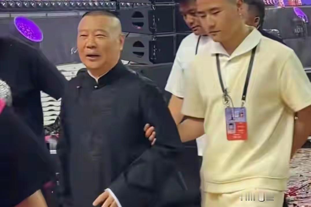 发现没有，老郭走哪里都有徒弟搀扶着，这是为什么？
今年才五十几的郭德纲，不管什么