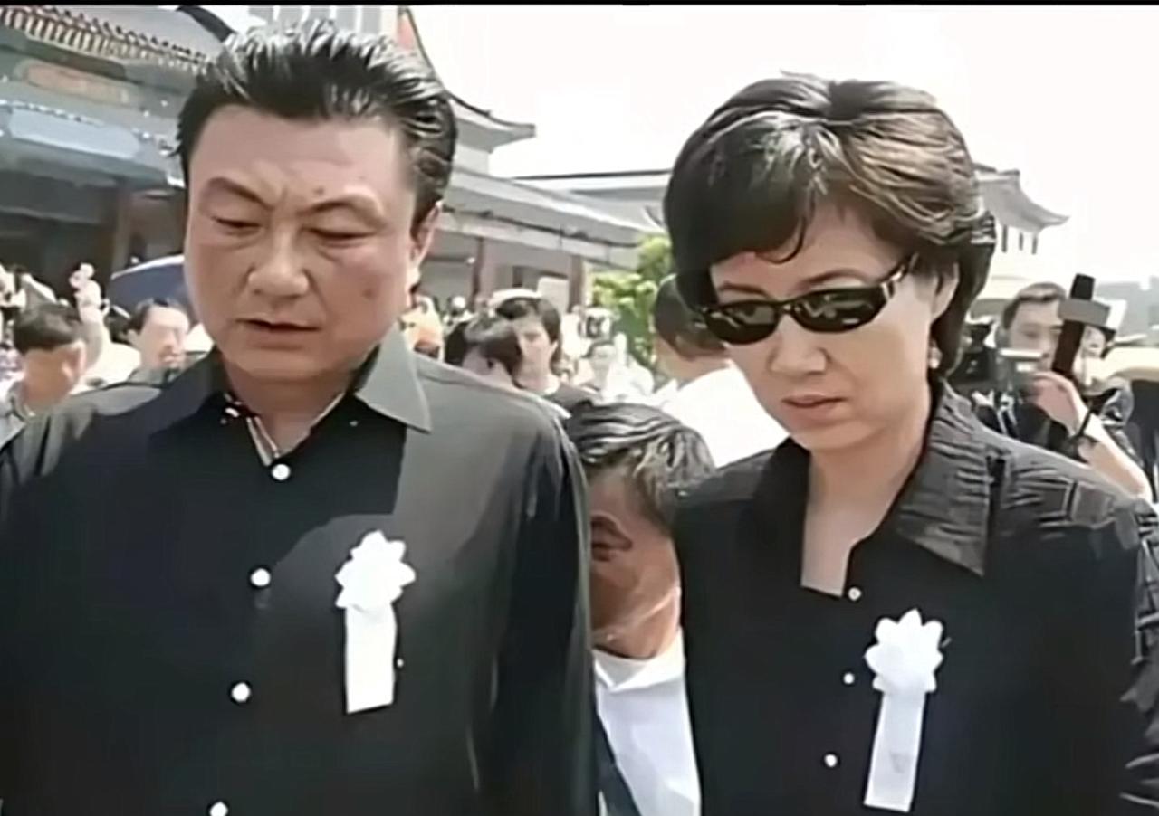 2009年6月11日，罗京遗体告别仪式在北京八宝山殡仪馆举行。《新闻联播》主持人