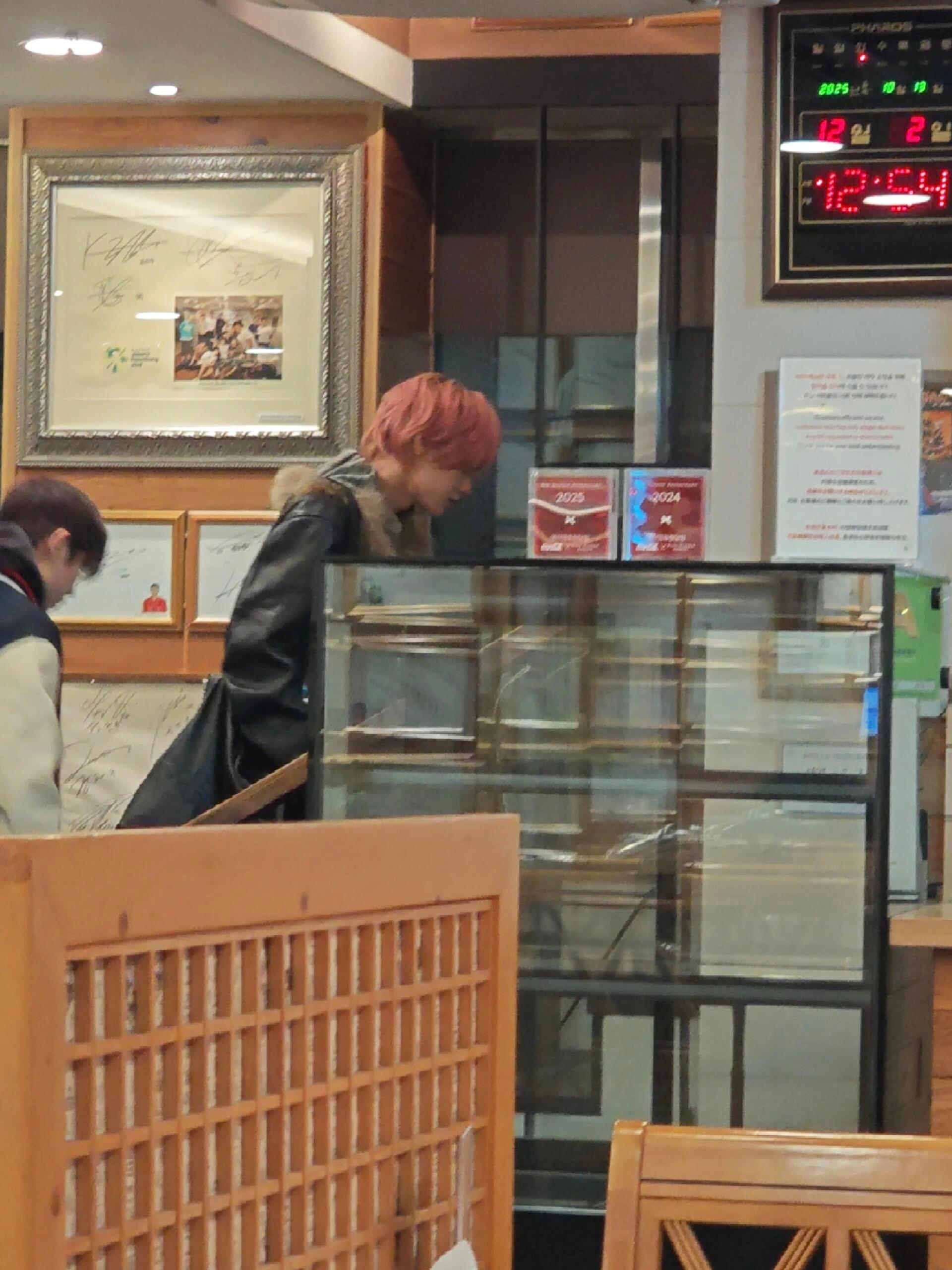 偶遇金廷祐朴元彬将太郎聚餐网友烤肉店偶遇金廷祐朴元彬将太郎 我有点事儿，要去🇰