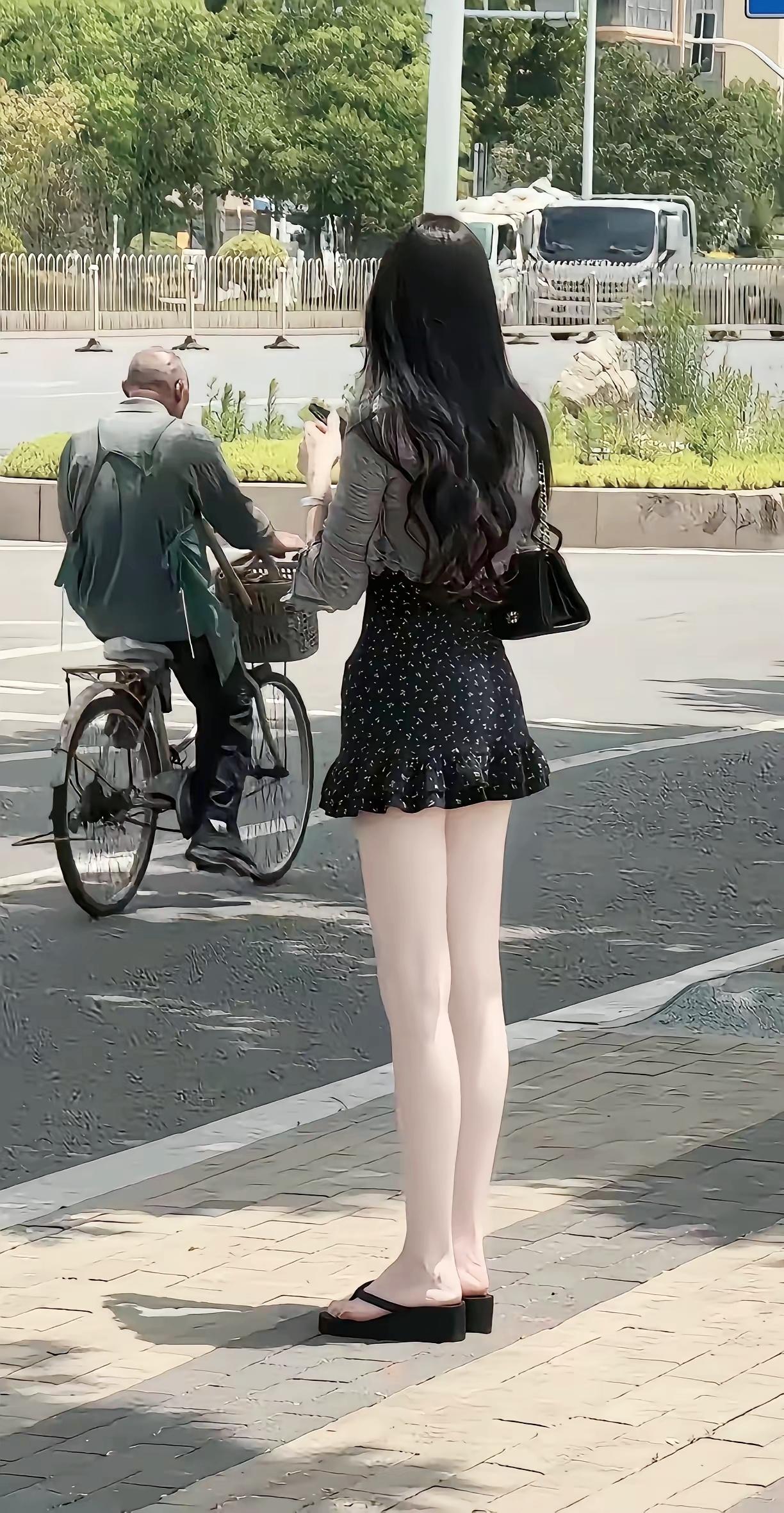 女生站路边等候，大爷骑车目不斜视匆匆路过，网友调侃：大爷是久经世面怕被套路

街